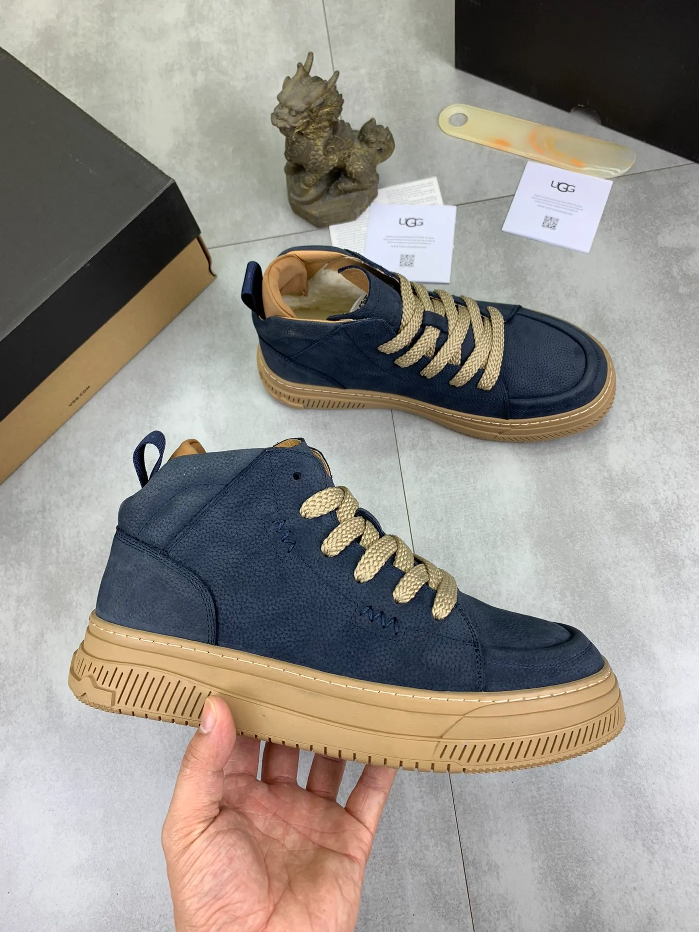 Men's Men's Shoes P620 [New Style] 💰 🆘 "Real Wool" [UGG] 👉 Popular men's shoes official website synchronization 🔰 Genuine quality [proud] is not comparable to the imitations in the general market 🌀 The upper is imported Italian frosted cowhide, and the lining: foot pad 🅰️ grade 🐑 real wool 👻 Only Grade A can show the effect The hand feels smooth and delicate 🔱The shoe shape is grand, only genuine factories can achieve it 🎄The perfect toughness of the original outsole 👻⬛️ allows customers to bid farewell to one-time consumption. Real wool lining, super warm. 4⃣️Color options available Size: 38-44